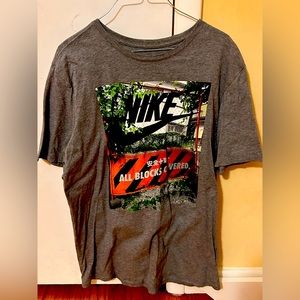 NIKE TEE ATHLETIC CUT / SIZE LARGE / NOSTAINS RIPS LOOSE THREAD / CONDITION 9/10